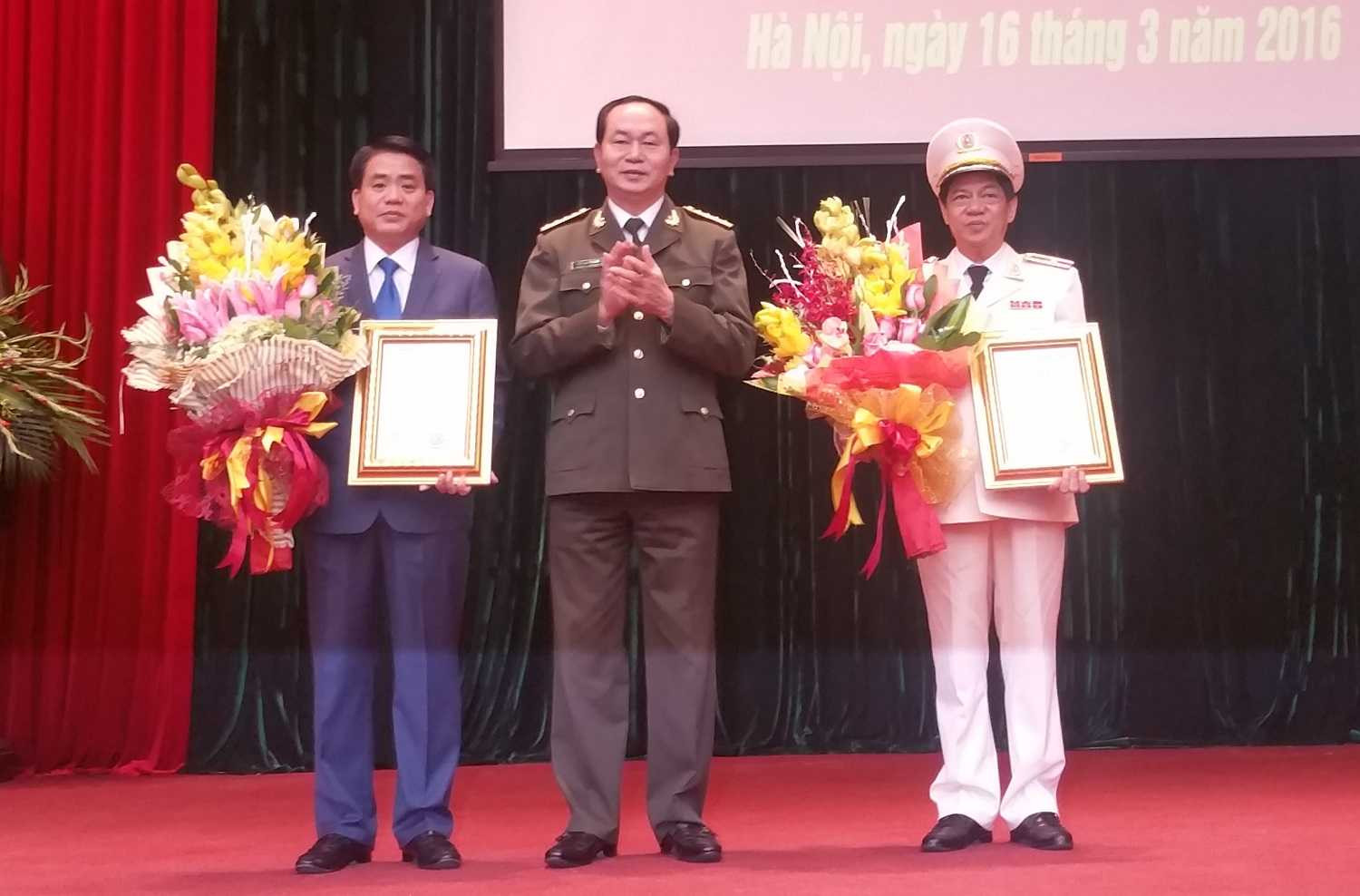 Bộ trưởng Bộ công an trao quyết định bổ nhiệm giám đốc Công an TP Hà Nội cho Thiếu tướng Đoàn Duy Khương( Lề phải)