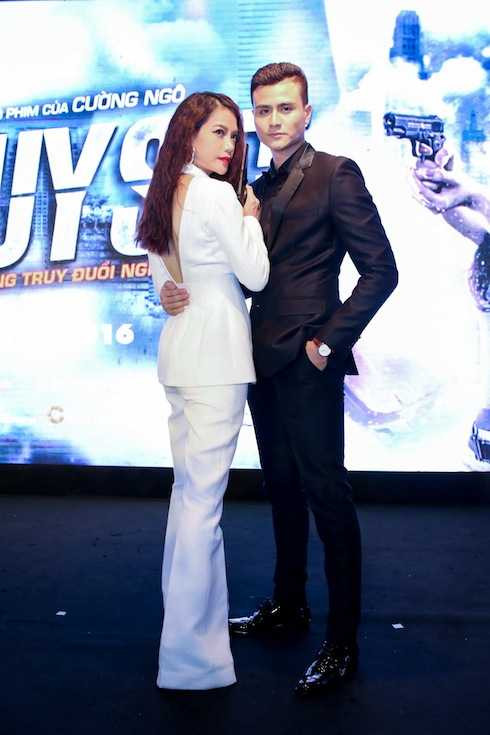 Thiết kế xẻ phía sau giúp chị khoe được tấm lưng trần nõn nà.