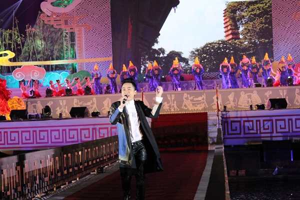 Ca sĩ Tùng Dương cùng các nghệ sĩ múa biểu diễn trong chương trình nghệ thuật. Ảnh: Như Ý 