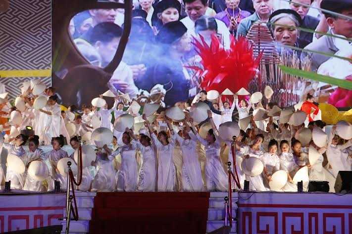 Ca sĩ Tấn Binh trình diễn ca khúc Việt Nam quê hương tôi. Ảnh: Như Ý