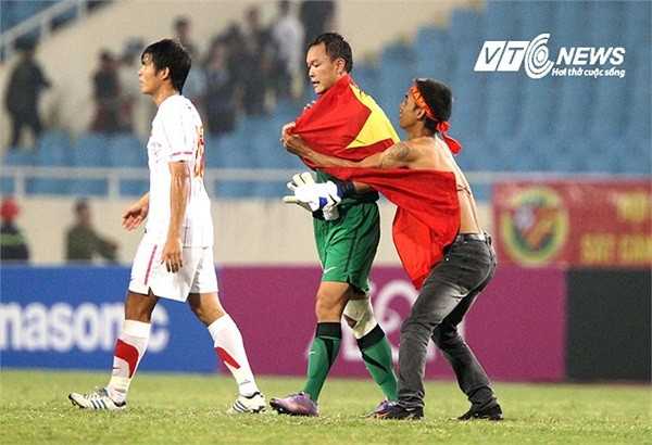CĐV khoác cờ cho Dương Hồng Sơn