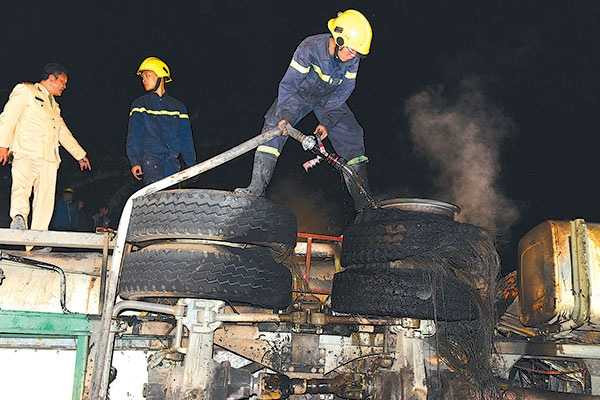 Suốt đêm 14/3, lực lượng cứu hộ đã dập lửa và tìm kiếm thi thể các nạn nhân mắc kẹt trong xe khách - Ảnh: Tuấn Anh