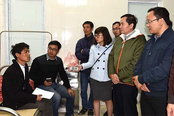 Phó Chủ tịch chuyên trách Ủy ban ATGT Quốc gia Khuất Việt Hùng, Tổng cục trưởng Tổng Cục đường bộ Việt Nam Nguyễn Văn Huyện thăm hỏi nạn nhân vụ tai nạn tại bệnh viện Đa khoa huyện Tân Lạc - Ảnh: Anh Đức