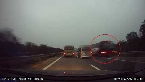 Chiếc xe khách màu đỏ liều lĩnh chạy ngược chiếc tốc độ cao trên cao tốc Hà Nội - Lào Cai (ảnh cắt từ clip) 