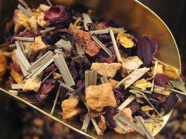 Trà rễ cam thảo: Cam thảo có tác dụng rất tốt là làm tiêu đờm. Nó giúp làm dịu đường hô hấp của bạn. Tình trạng rát cổ họng sẽ được chữa khỏi nếu bạn uống trà cam thảo hai lần một ngày.