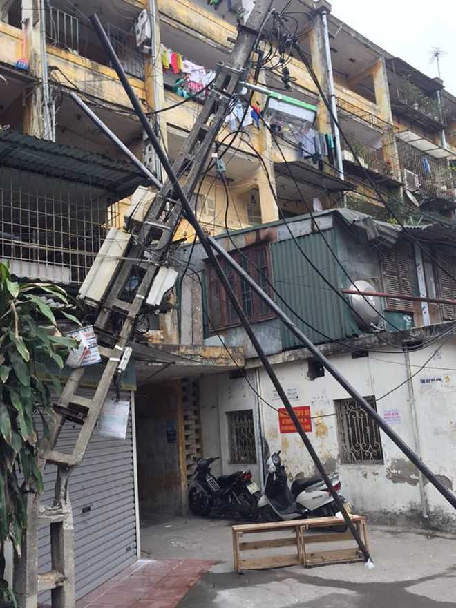 Cần cẩu sập vào nhà tập thể, cư dân bỏ chạy tán loạn