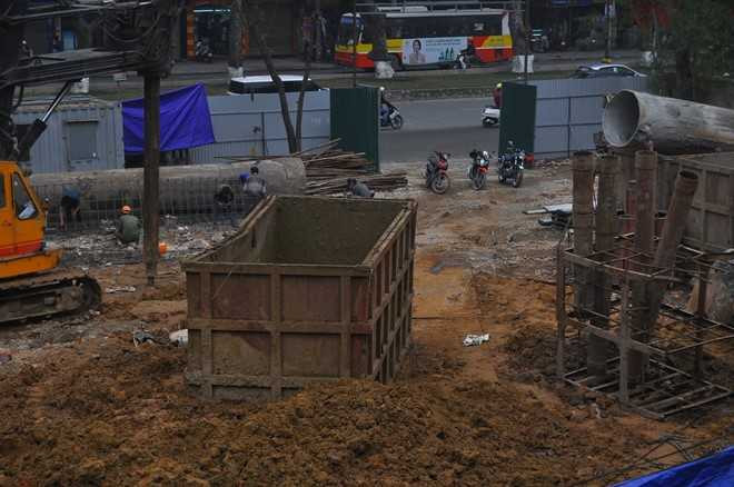 Chiếc thùng sắt được cần cẩu nâng thời điểm xảy ra sự cố Ảnh: H.Nguyễn