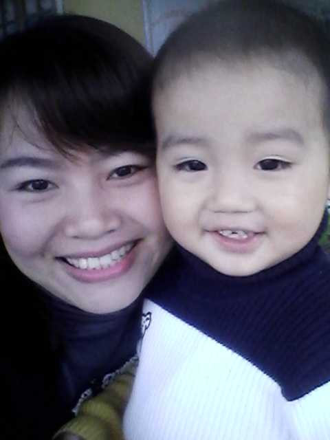 Hai mẹ con chị Huệ và cháu Khang cười tươi trước thời điểm cháu bị tai nạn