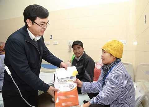 Ông Phan Văn Hiệu, Chủ tịch HĐQT cty CVI tặng quà cho bệnh nhân ung thư Ông Phan Văn Hiệu, Chủ tịch HĐQT cty CVI tặng quà cho bệnh nhân ung thư