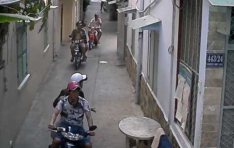 5 đối tượng chạy vào hẻm và phát hiện con mồi 5 đối tượng chạy vào hẻm và phát hiện con mồi