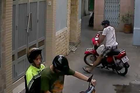 Giật dây chuyền xong cả nhóm quay xe ra Giật dây chuyền xong cả nhóm quay xe ra