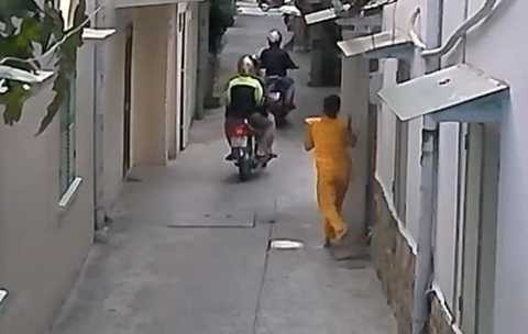 Nạn nhân bất lực đuổi theo Nạn nhân bất lực đuổi theo