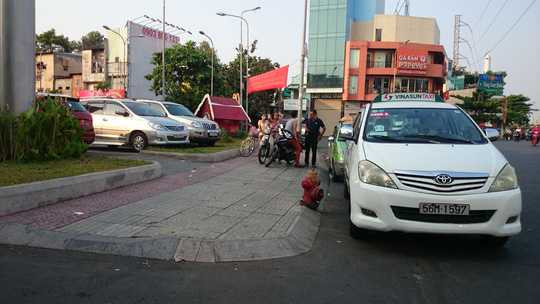 Địa điểm xảy ra vụ cướp luôn luôn đông người bán nước, bảo vệ, tài xế taxi, xe ôm và người đi đường.