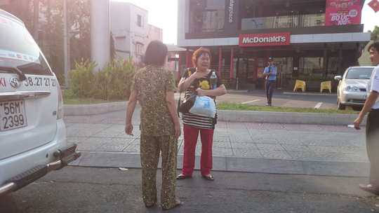 Hình ảnh ngay sau khi những tên cướp vừa rồ ga chạy đi: Người phụ nữ một tay ôm cổ đau đớn, một tay giữ chặt túi xách sợ hãi.