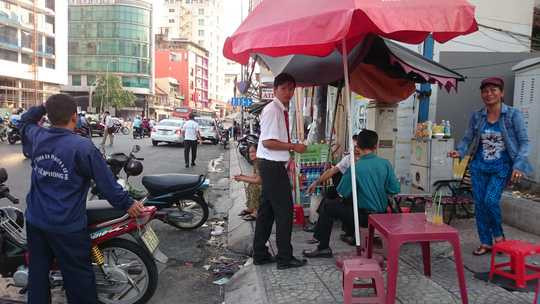 Những người dân địa phương cho biết cũng muốn giúp đỡ nạn nhân nhưng lại sợ bị trả thù.