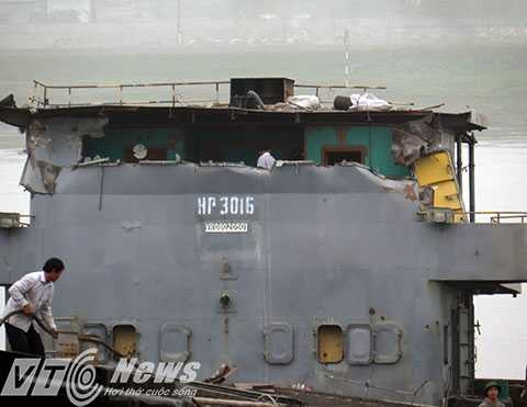 Trước khi được tháo dỡ, đơn vị thi công đã phải cắt một phần ca bin - Ảnh MK Trước khi được tháo dỡ, đơn vị thi công đã phải cắt một phần ca bin - Ảnh MK