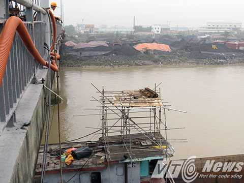 Đơn vị thi công đã dựng giàn giáo trên một tàu thủy để tiến hành tháo dỡ từng phần dầm bị đâ va hư hỏng Đơn vị thi công đã dựng giàn giáo trên một tàu thủy để tiến hành tháo dỡ từng phần dầm bị đâ va hư hỏng