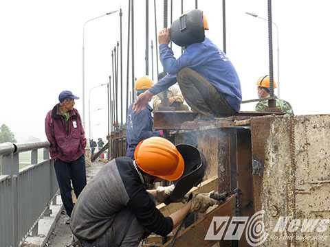 Các kỹ sư, công nhân tiếp tục thực hiện các biện pháp kỹ thuật đảm bảo an toàn trong suốt quá trình tháo lắp, thay thế dầm bị hư hỏng Các kỹ sư, công nhân tiếp tục thực hiện các biện pháp kỹ thuật đảm bảo an toàn trong suốt quá trình tháo lắp, thay thế dầm bị hư hỏng
