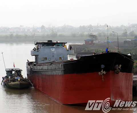 Sau khi tháo dỡ, di dời khỏi vị trí đâm va cầu An Thái, tàu Thành Luân 28 sẽ bị cơ quan CSĐT Công an tỉnh Hải Dương tạm giữ để phục vụ công tác điều tra làm rõ Sau khi tháo dỡ, di dời khỏi vị trí đâm va cầu An Thái, tàu Thành Luân 28 sẽ bị cơ quan CSĐT Công an tỉnh Hải Dương tạm giữ để phục vụ công tác điều tra làm rõ