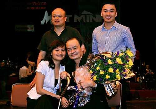 Cố nhạc sỹ Thanh Tùng bên 3 người con