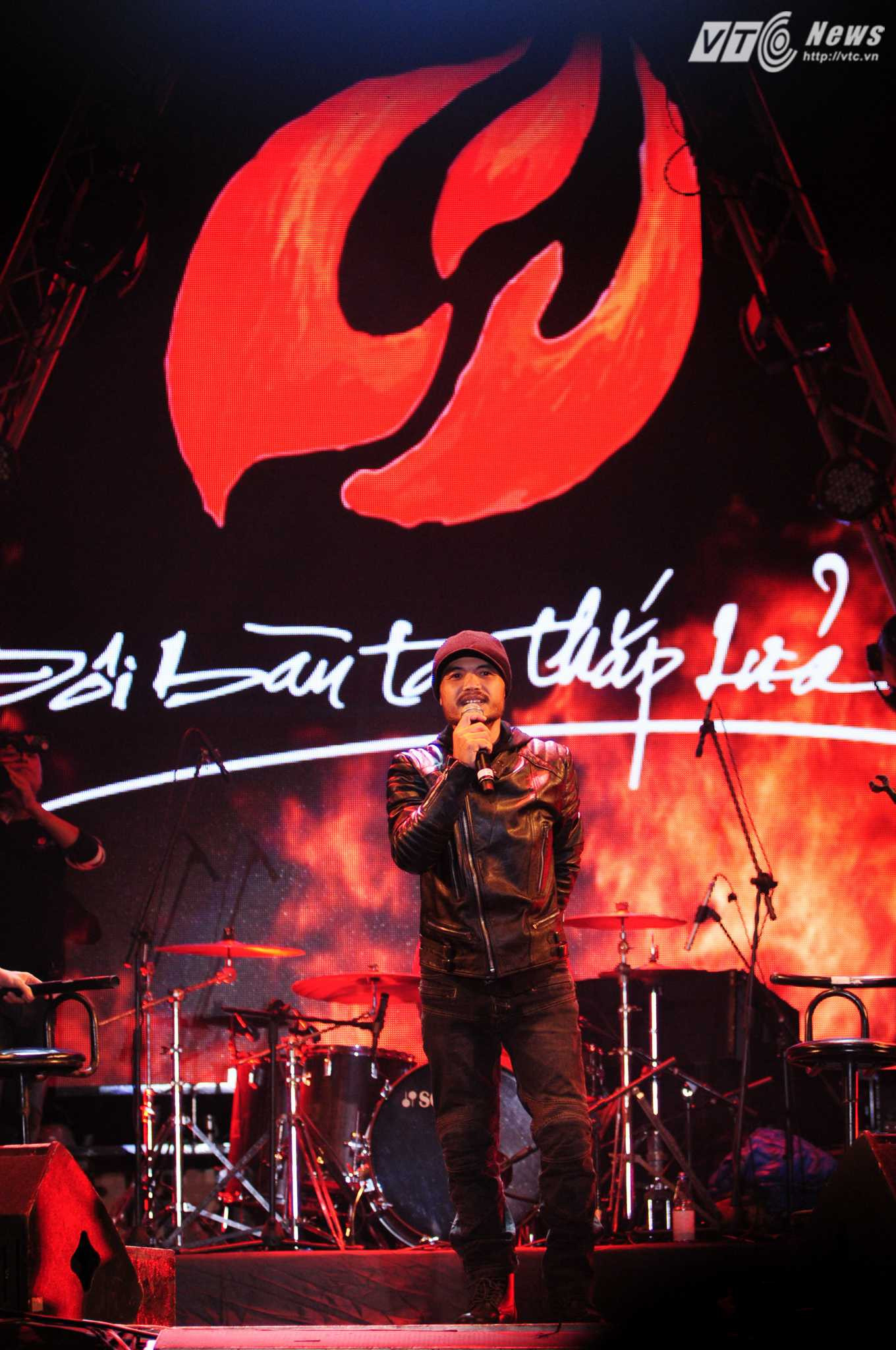 Xuất hiện trên sân khấu, Trần Lập tiếp thêm ngọn lửa cho các khán giả phía dưới - Ảnh: Tùng Đinh