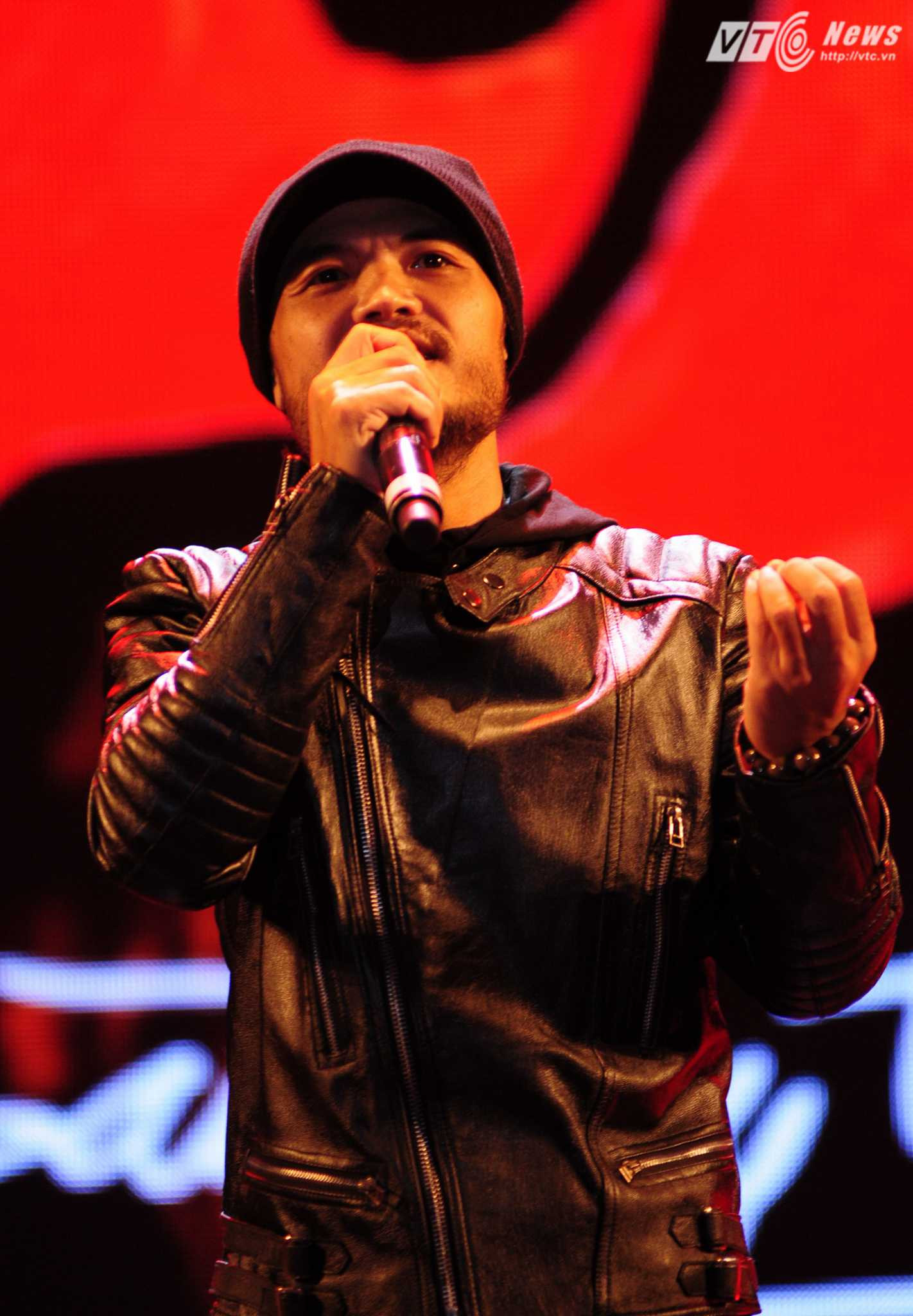 Những ca khúc nổi tiếng của Bức Tường được anh thể hiện vô cùng mạnh mẽ - Ảnh: Tùng Đinh