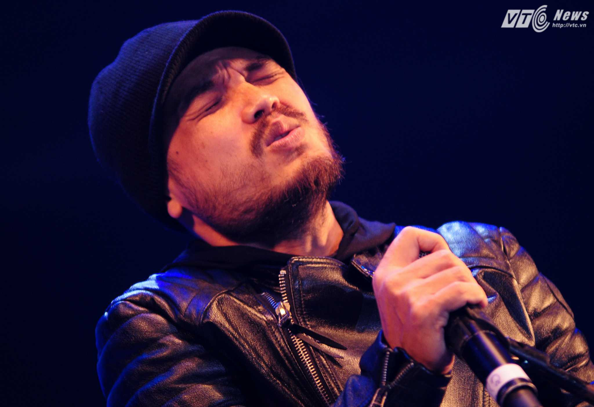 Trần Lập vẫn rock, vẫn phiêu như thế mỗi lần lên sân khấu - Ảnh: Tùng Đinh