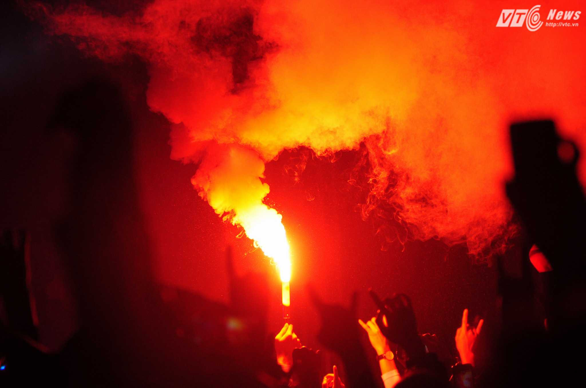 Sự cuồng nhiệt không bao giờ thiếu trong những live show của Bức Tường - Ảnh: Tùng Đinh