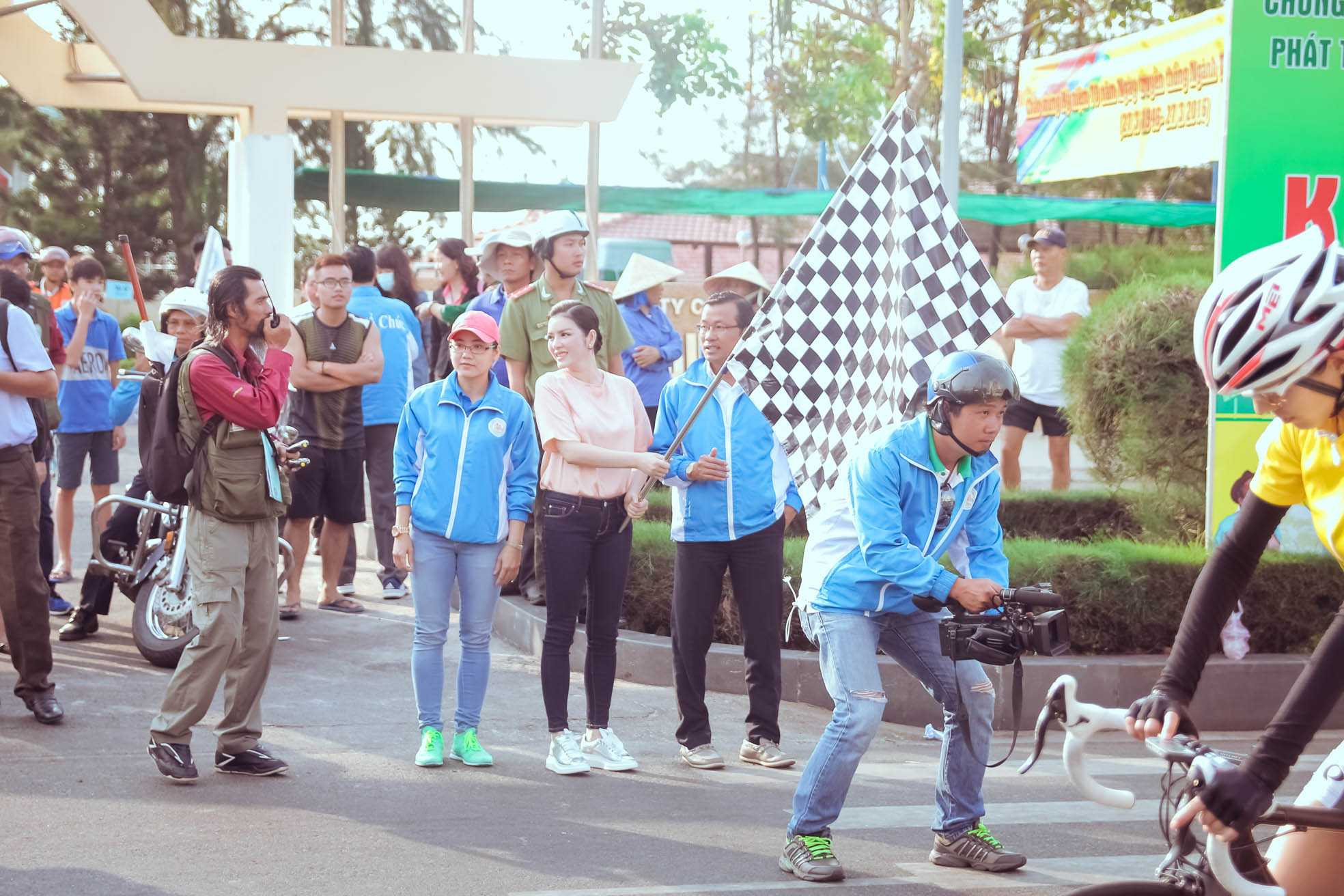 Lý Nhã Kỳ xinh đẹp, sang trọng phất cờ lệnh