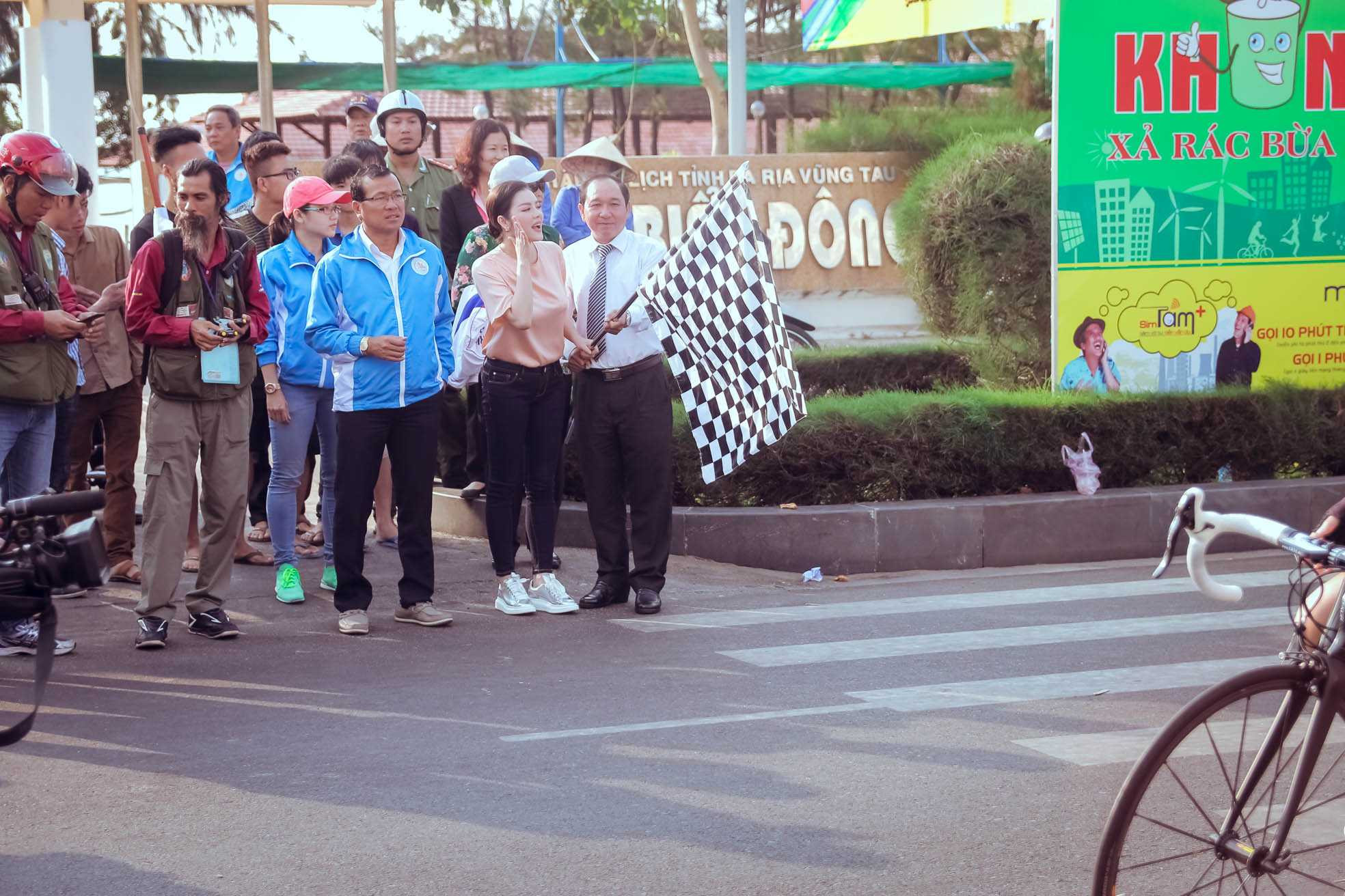 Lý Nhã Kỳ xinh đẹp, sang trọng phất cờ lệnh