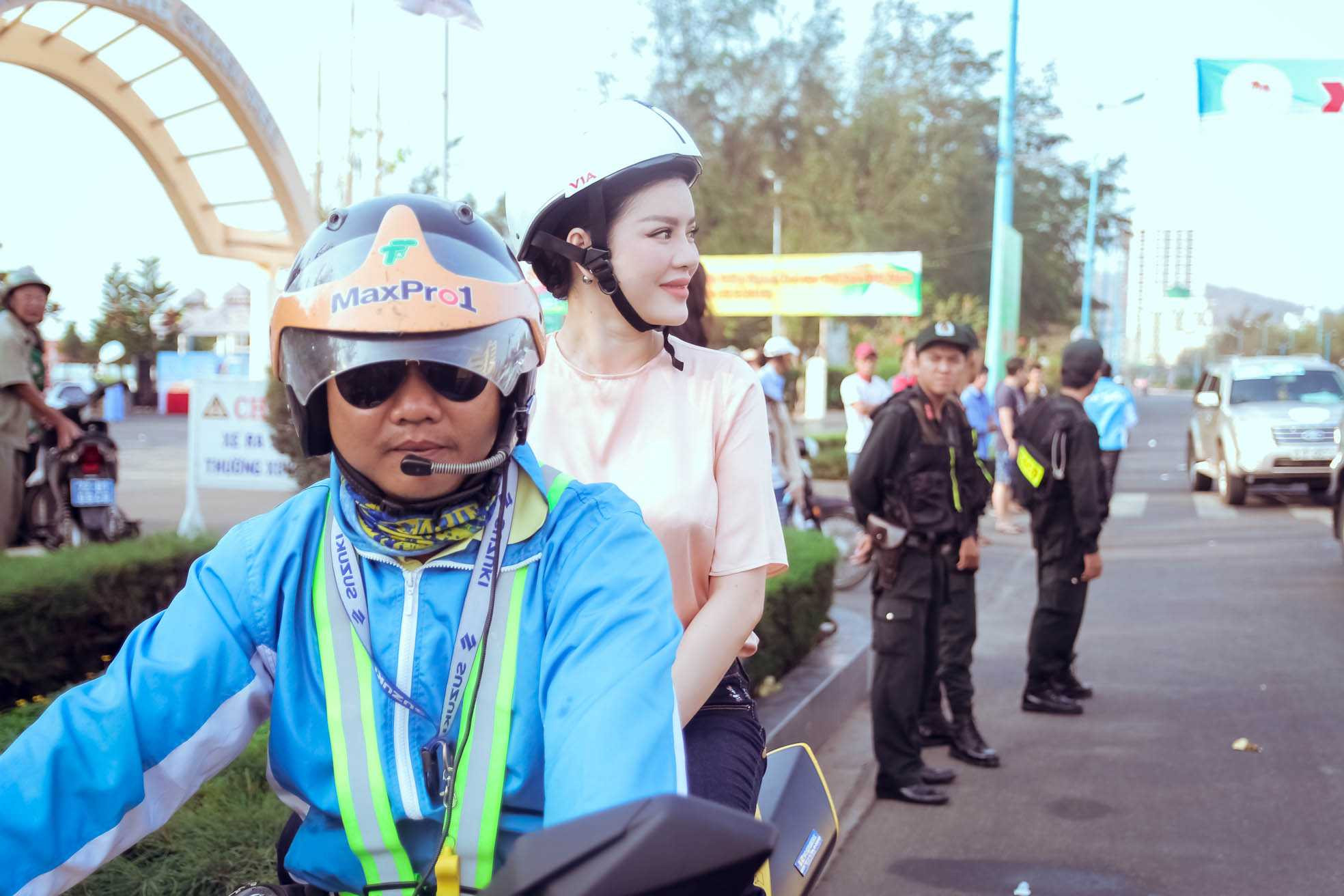 Lý Nhã Kỳ xinh đẹp, sang trọng phất cờ lệnh