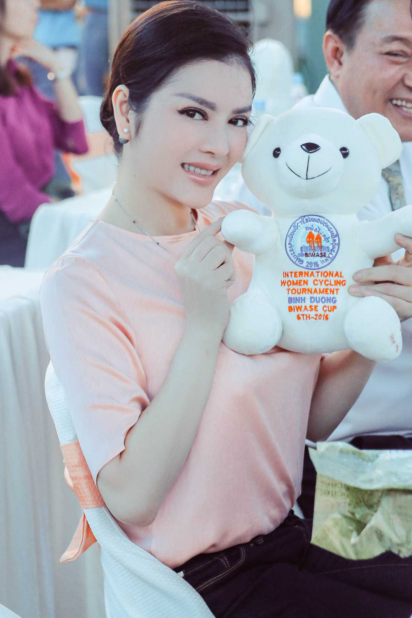 Lý Nhã Kỳ xinh đẹp, sang trọng phất cờ lệnh