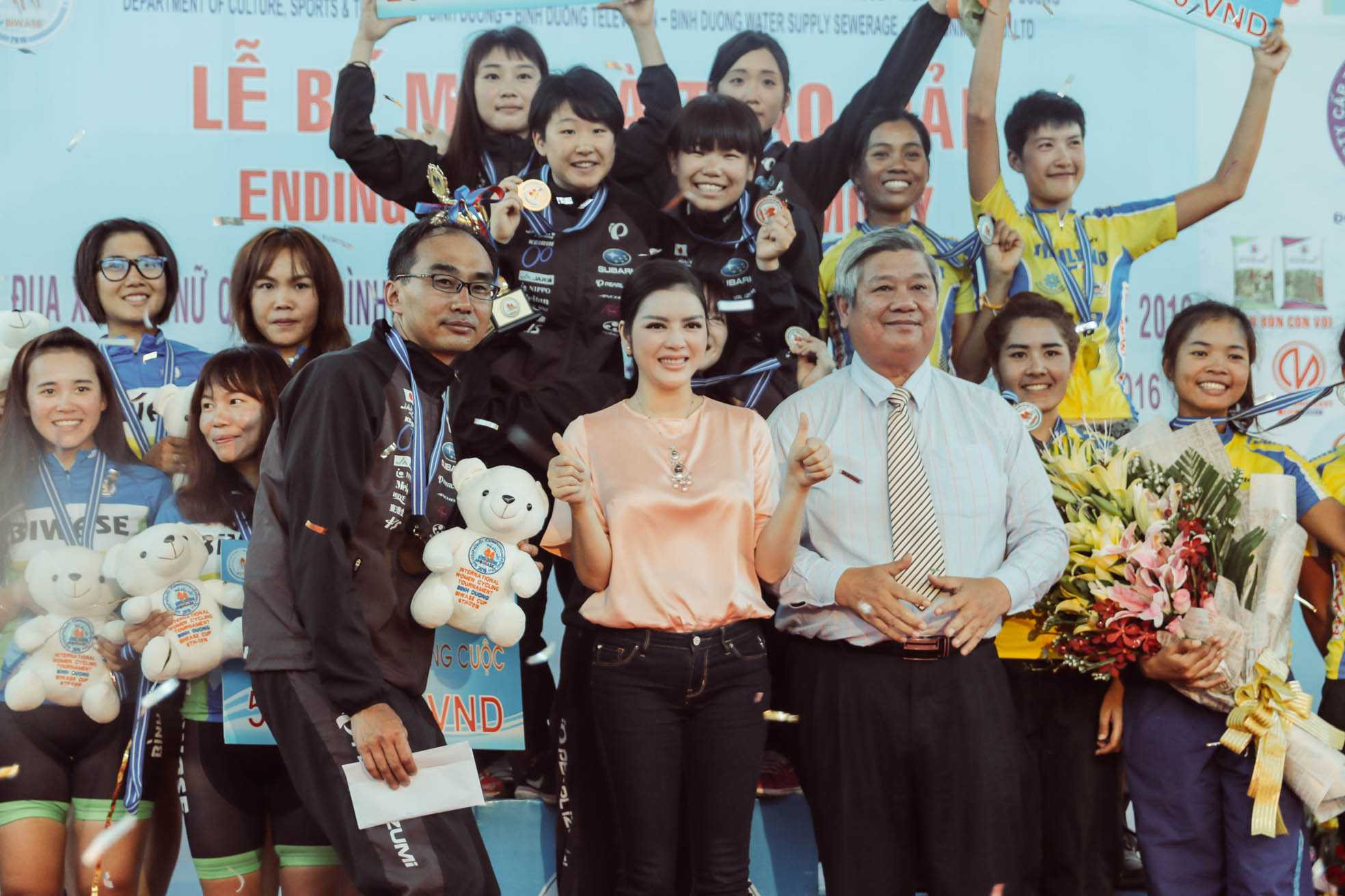 Lý Nhã Kỳ xinh đẹp, sang trọng phất cờ lệnh