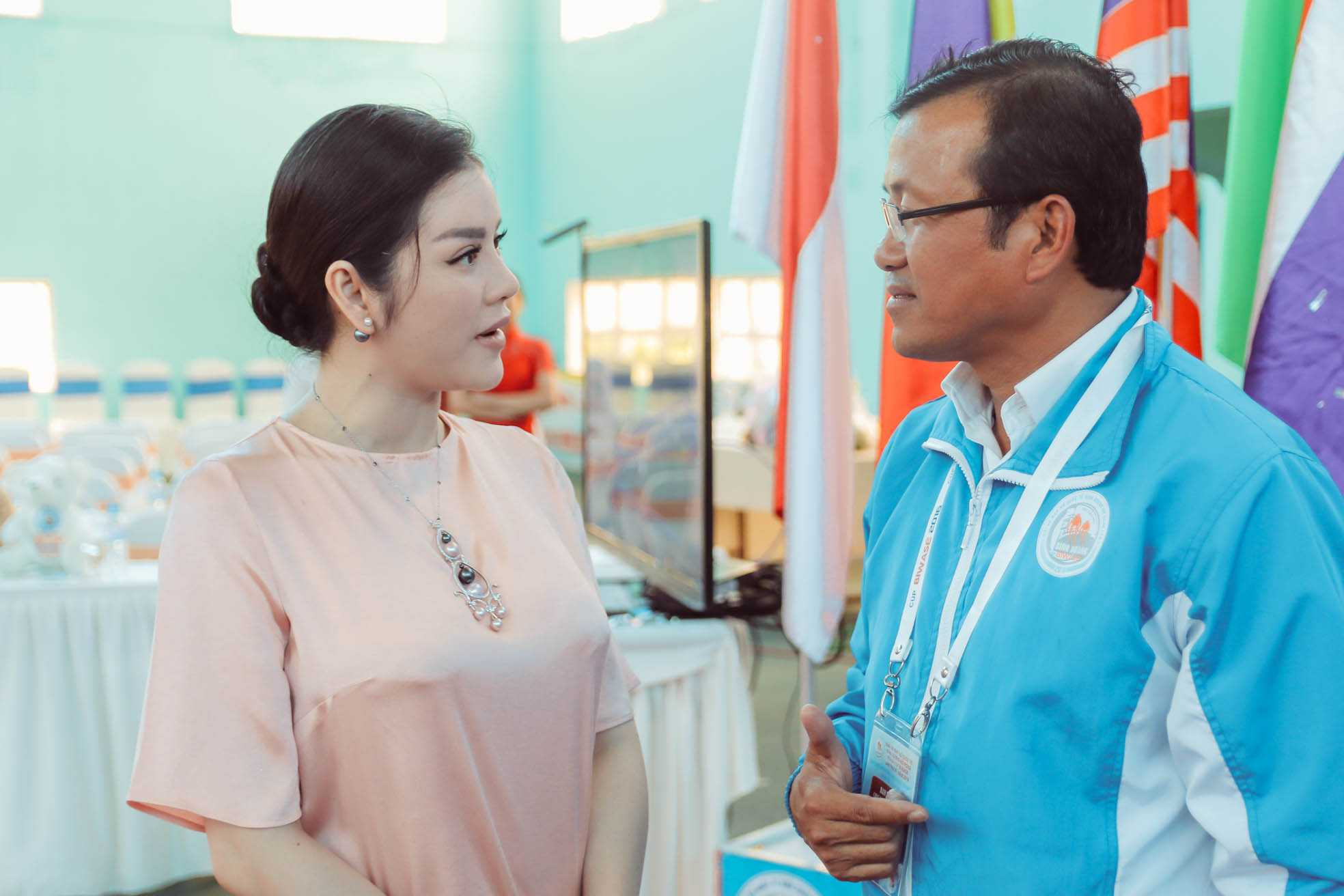 Lý Nhã Kỳ xinh đẹp, sang trọng phất cờ lệnh