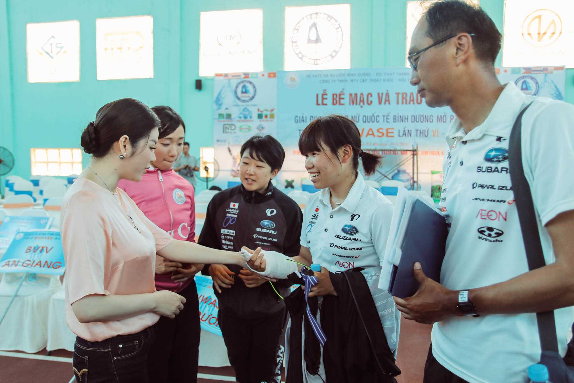 Lý Nhã Kỳ xinh đẹp, sang trọng phất cờ lệnh