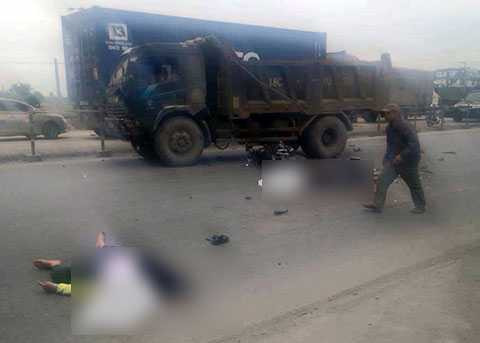 Hiện trường vụ TNGT nghiêm trọng khiến 3 thanh niên chết thảm - (Nguồn ảnh FB) Hiện trường vụ TNGT nghiêm trọng khiến 3 thanh niên chết thảm - (Nguồn ảnh FB)