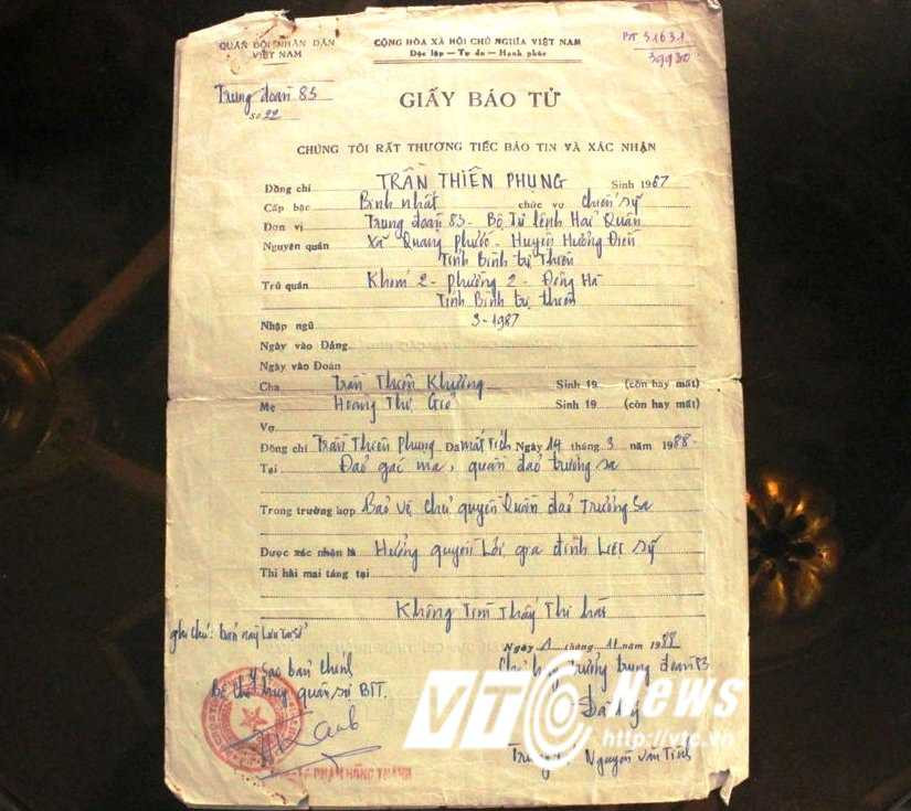 Ngỡ anh Phụng đã hi sinh đồng đội đã gửi giấy báo tử về gia đình và gia đình cũng đã lập bàn thờ thờ sống anh gần một năm.