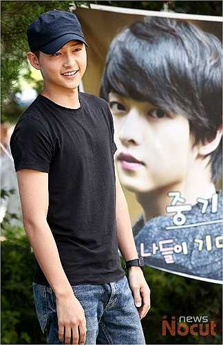 Song Joong Ki rắn rỏi kể từ sau khi giải ngũ.