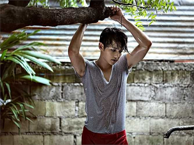 Mỹ nam 31 tuổi đã bắt đầu có bắp tay và nở nang hơn.