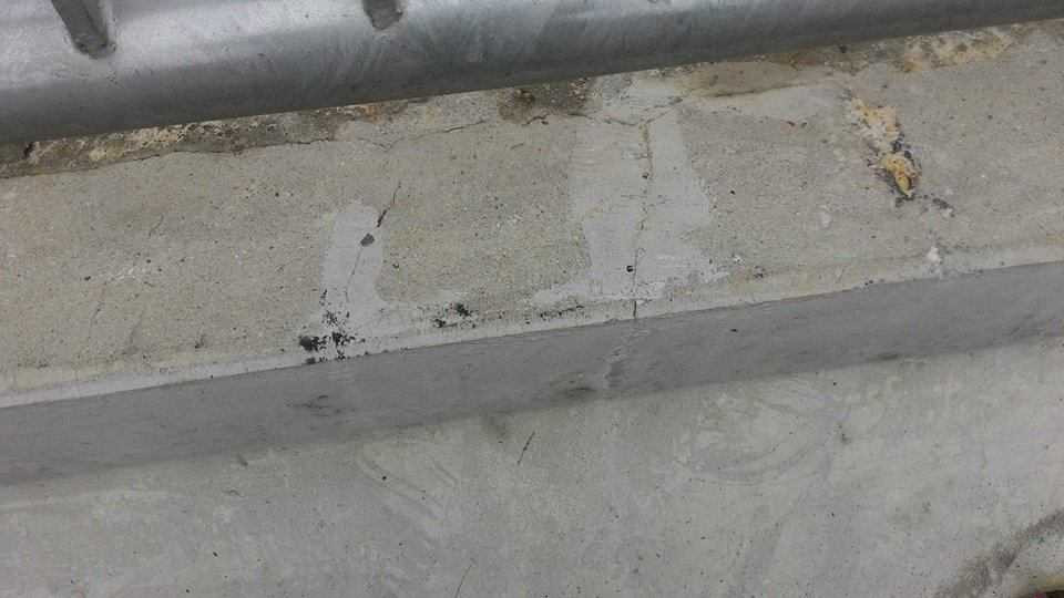 Hình ảnh những vết nứt trên cây cầu vượt đường sắt 120 tỷ do PV VTC News ghi nhận từ trước tết Bính Thân.