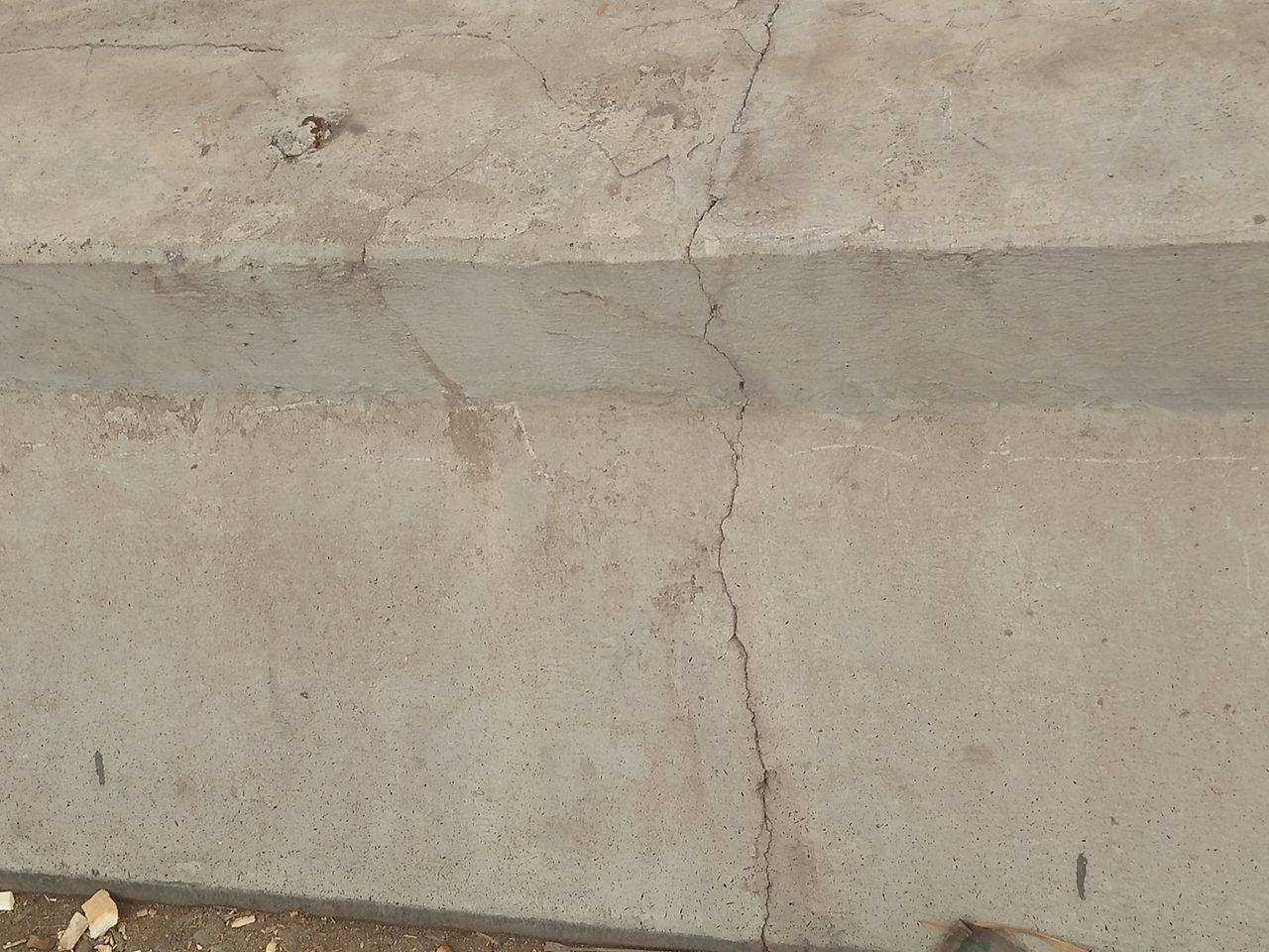 Những vết nứt 'lạ' trên thành cầu vượt đường sắt 120 tỷ