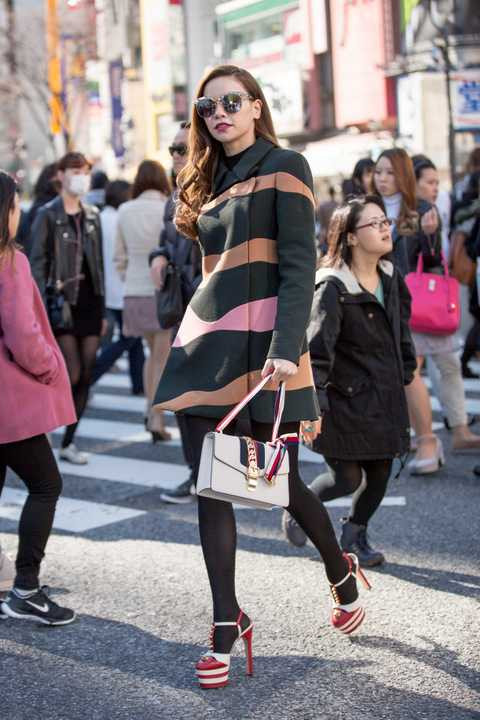 Cô trông rất ngọt ngào, nữ tính và quyến rũ với kiểu váy có áo khoác ngoài dài đa sắc mới nhất của thương hiệu Gucci. Hà Hồ càng trở nên quyến rũ khi kết hợp với giày ton sur ton cũng cùng thương hiệu. Cô trông rất ngọt ngào, nữ tính và quyến rũ với kiểu váy có áo khoác ngoài dài đa sắc mới nhất của thương hiệu Gucci. Hà Hồ càng trở nên quyến rũ khi kết hợp với giày ton sur ton cũng cùng thương hiệu.