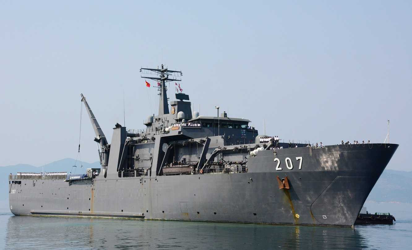 Tàu RSS ENDURANCE mang số hiệu 207 tiến vào Cảng Quốc tế Cam Ranh