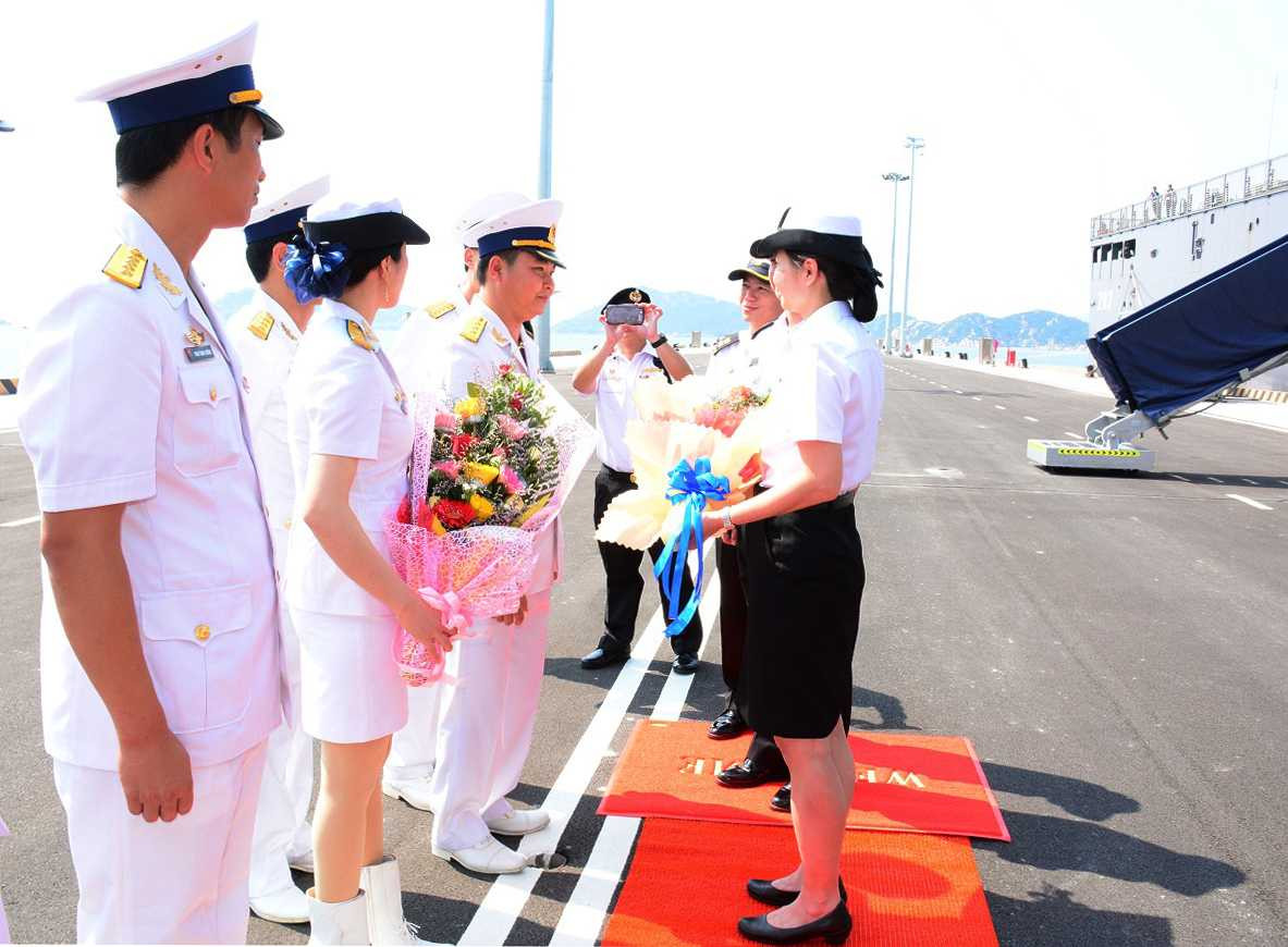 Tàu hải quân Singapore thăm quân cảng Cam Ranh