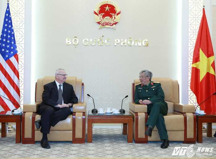 Thượng tướng Nguyễn Chí Vịnh tiếp ông Michael Walter Michalak - Ảnh: Hồng Pha