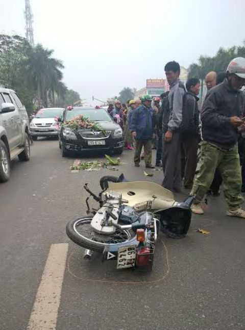 Xe Camry đón dâu tông xe máy bay hơn 5m