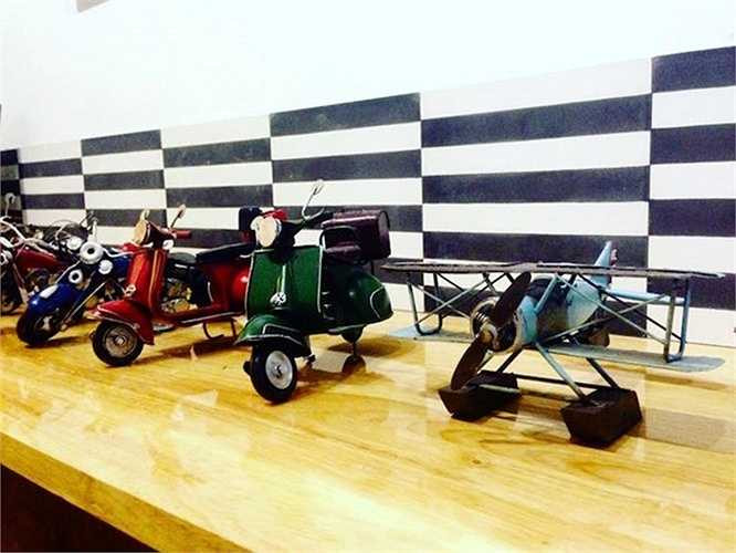 Những mô hình xe khủng chế tạo từ phế liệu từ lâu đã trở thành một trong những món quà lưu niệm phổ biến tại Việt Nam được du khách ưa chuộng.