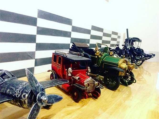 Nguyên liệu chính để chế tạo ra những chiếc xe ôtô, xe máy mô hình này là các mảnh sắt, nhôm phế liệu cùng nhiều phụ tùng từ chính những chiếc xe cũ như vòng bi, xích cam, ốc vít, lốp..