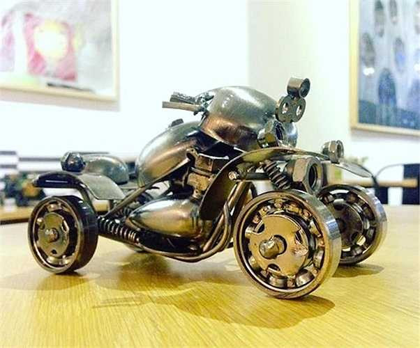 Không chỉ dừng lại ở những kiểu dáng sẵn có, các món phế liệu còn giúp người thợ tự do tạo ra những kiểu dáng xe 'có một không hai', chẳng hạn như chiếc xe ATV 4 bánh này.