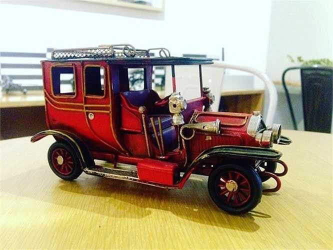 Một chiếc ôtô cổ Ford Model T đã được chế tạo cầu kỳ từ các đoạn dây thép và tôn.